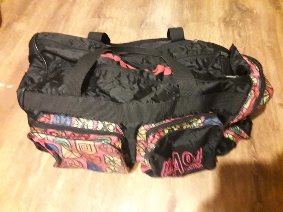 duża torba podróżna na pasku