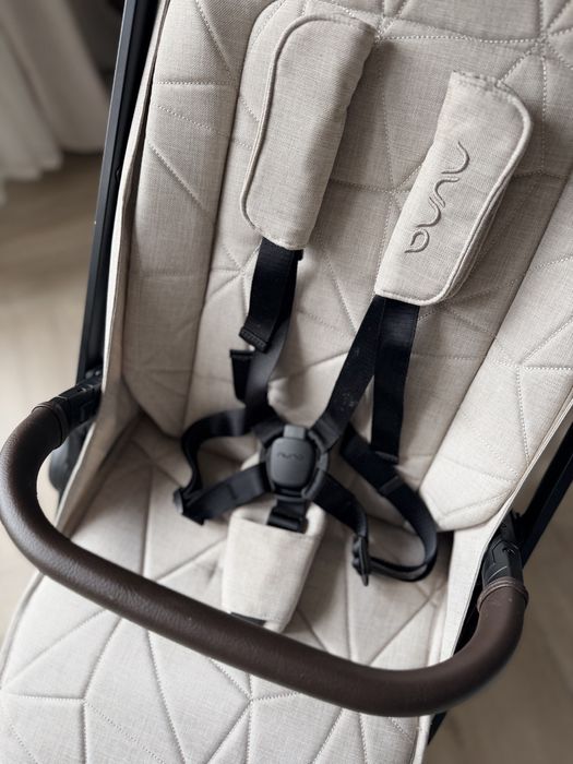 Wózek spacerowy lekki beżowy Nuna Trvl x BMW ideal