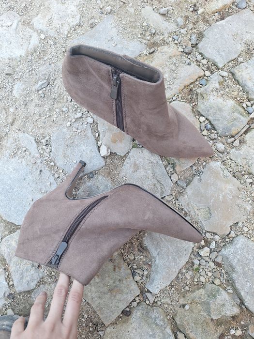 Bota de salto castanho