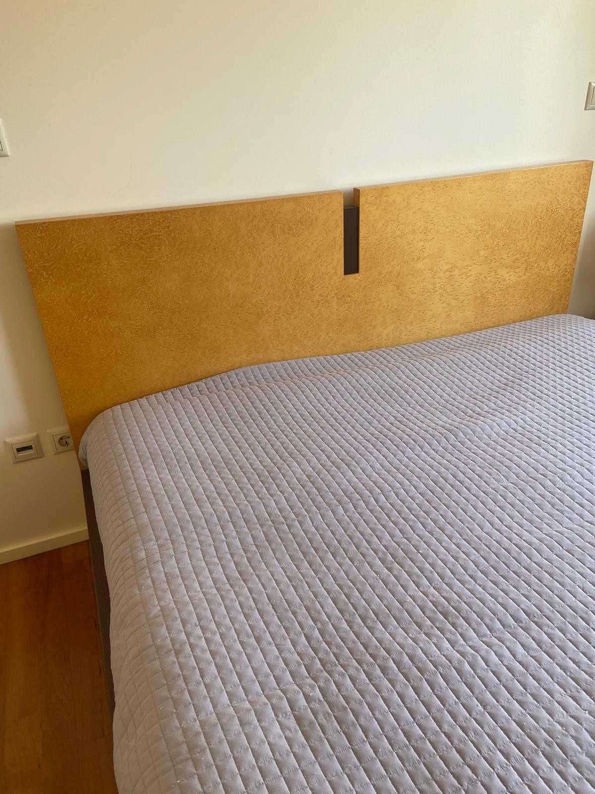 Conjunto quarto: cama com colchão, mesa de cabeceira e cómoda