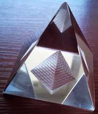 Szklana egipska pamiątkowa piramida plus druga w niej
