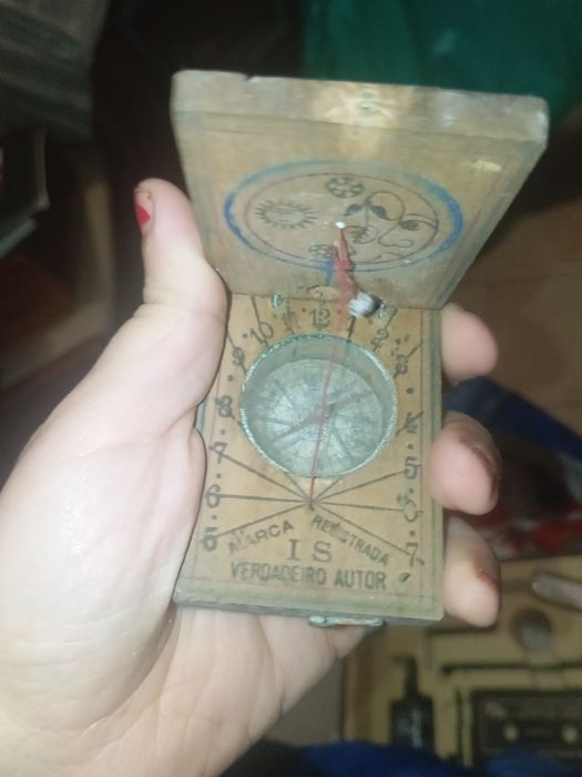 Bússola antiga madeira