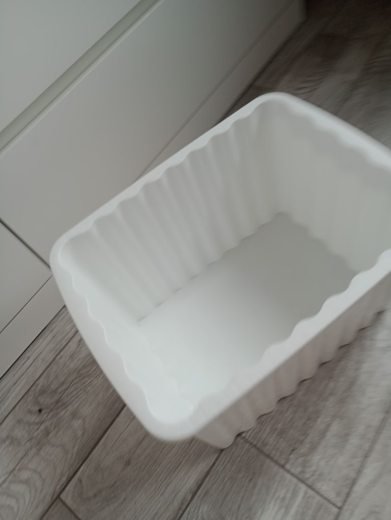 Nowy pojemnik plastikowy np. na zabawki