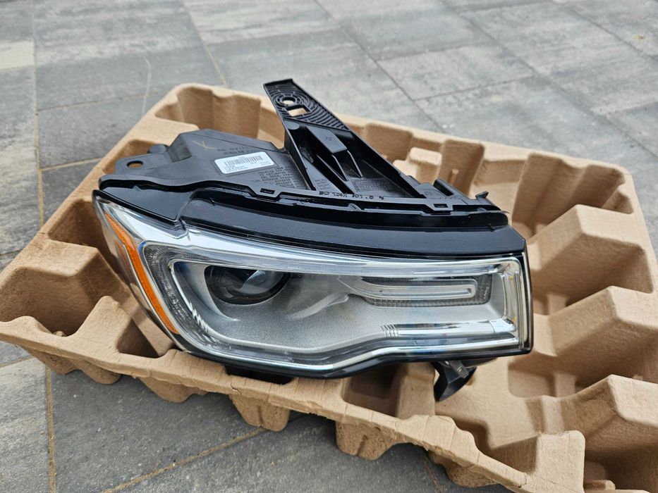 Lampy przednie reflektory Jeep Grand Cherokee WK2 2018r prawa lewa