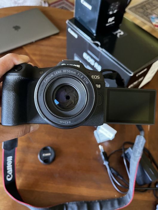 Aparat Canon EOS R8 z obiektywem 50mm