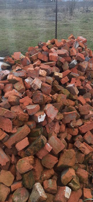 Віддам безкоштовно цегляний бій.