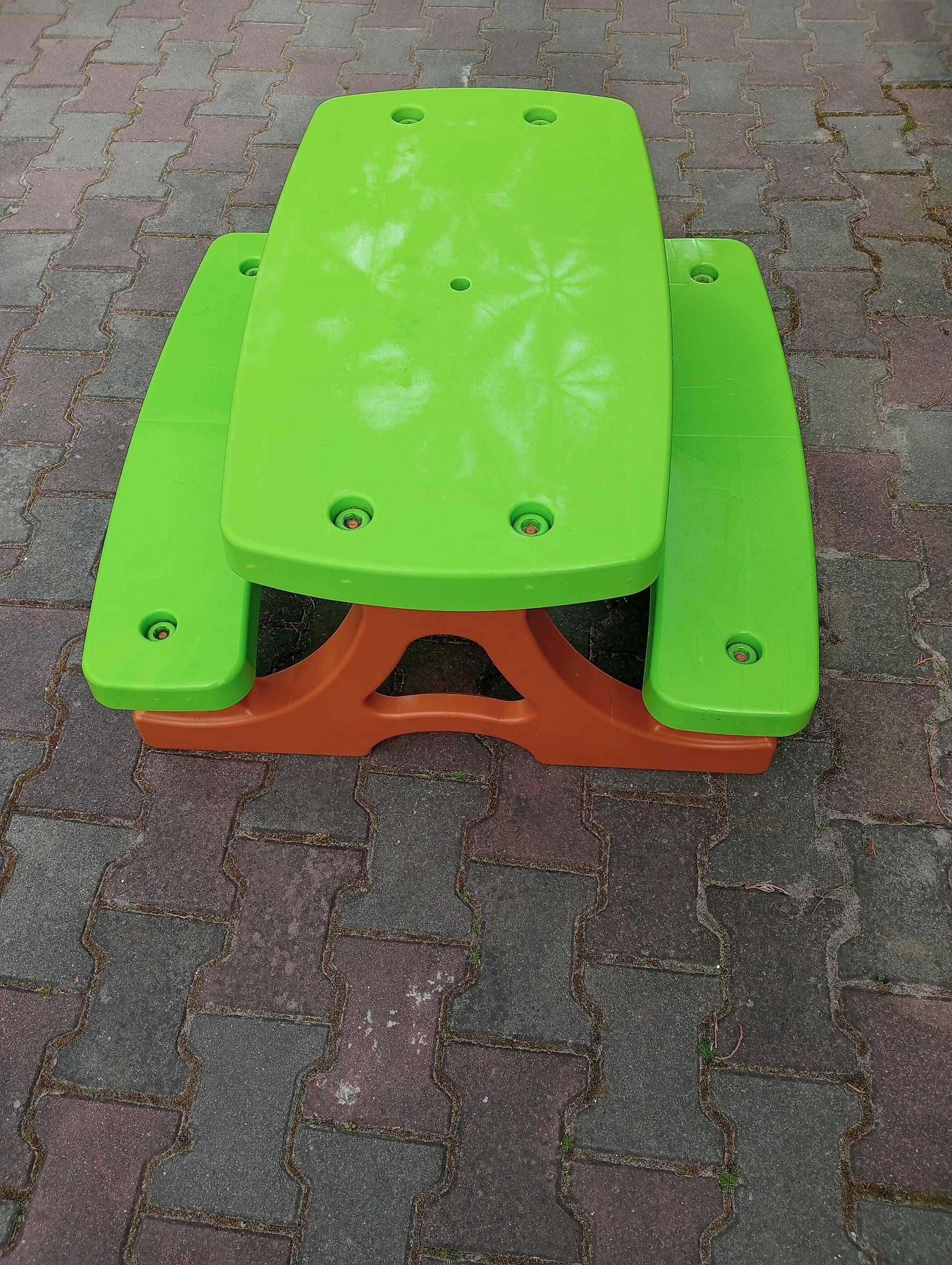 Plastikowy stolik dziecięcy z ławkami
