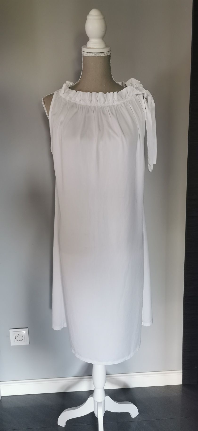 Biała klasyczna sukienka