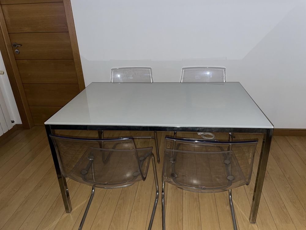 Mesa cromada em vidro IKEA + 4 Cadeiras