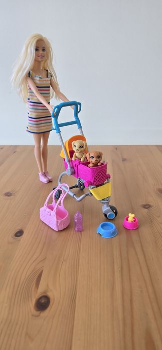 Lalka Barbie - spacerówka z pieskami + akcesoria