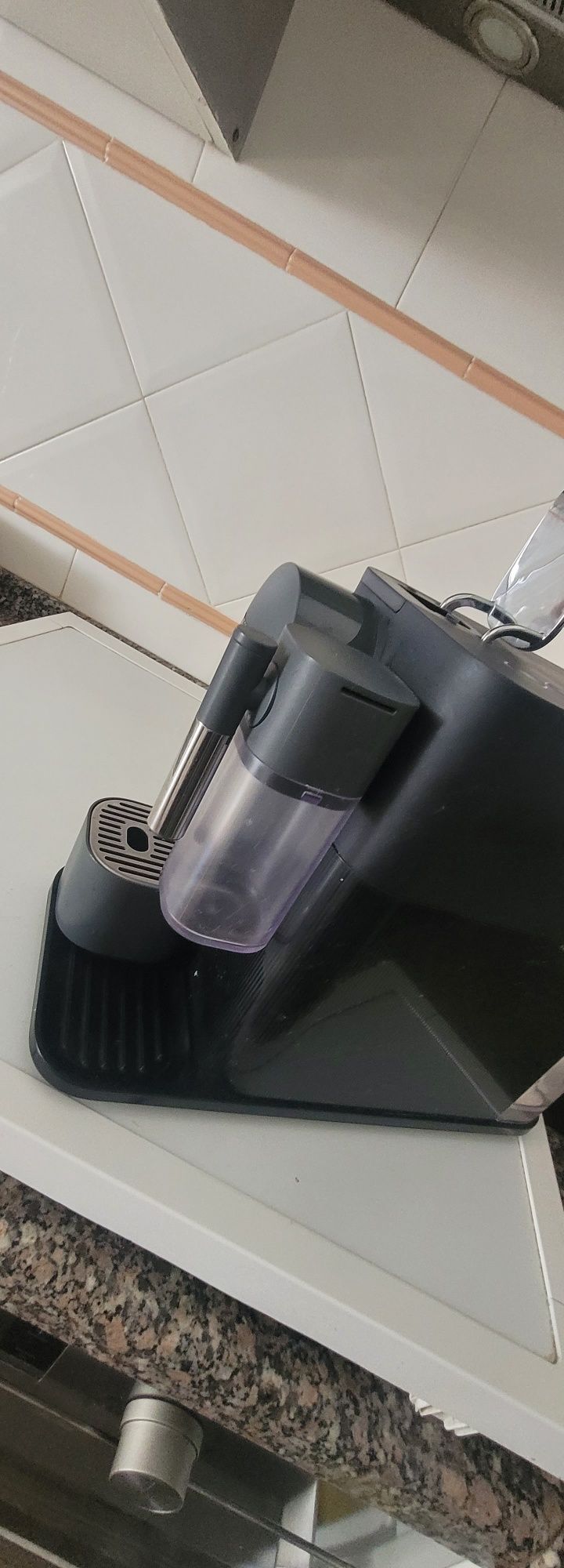 Maquina café nespresso latissima