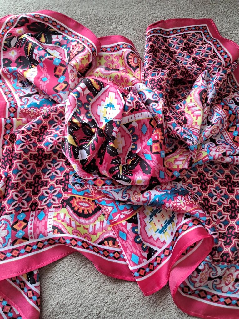 Piękna nowa chustka-apaszka śliczna fuksja w stylu boho 70/70 cm