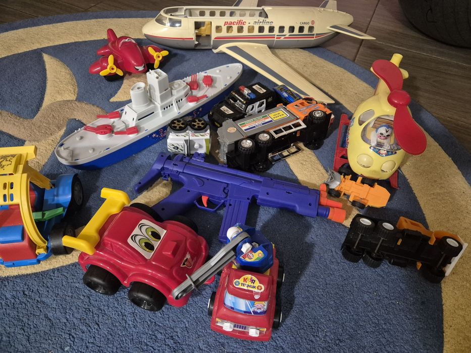 Дитячі іграшки, машинки, літачки