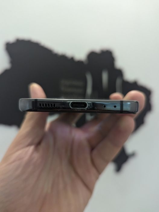 Samsung flip 4 128gb. Чорного кольору