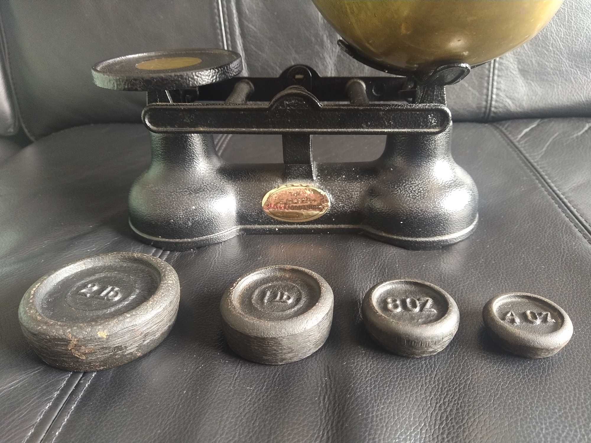Antiga balança inglesa Salter, ferro fundido, com pesos