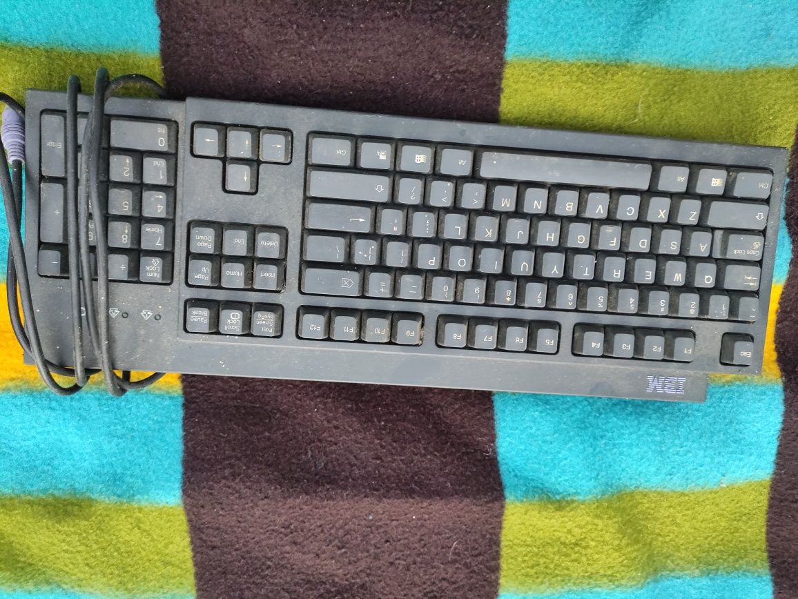 IBM Komputer zabytkowy Netfinity 3000 +oryginalna klawiatura