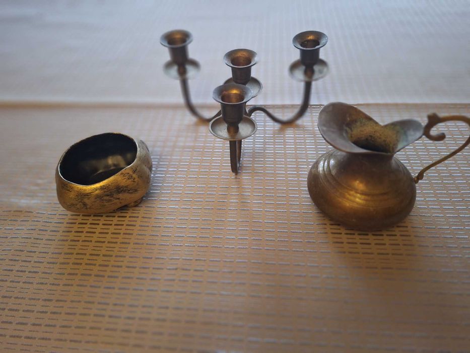 Świecznik, miska i dzbanek z brązu