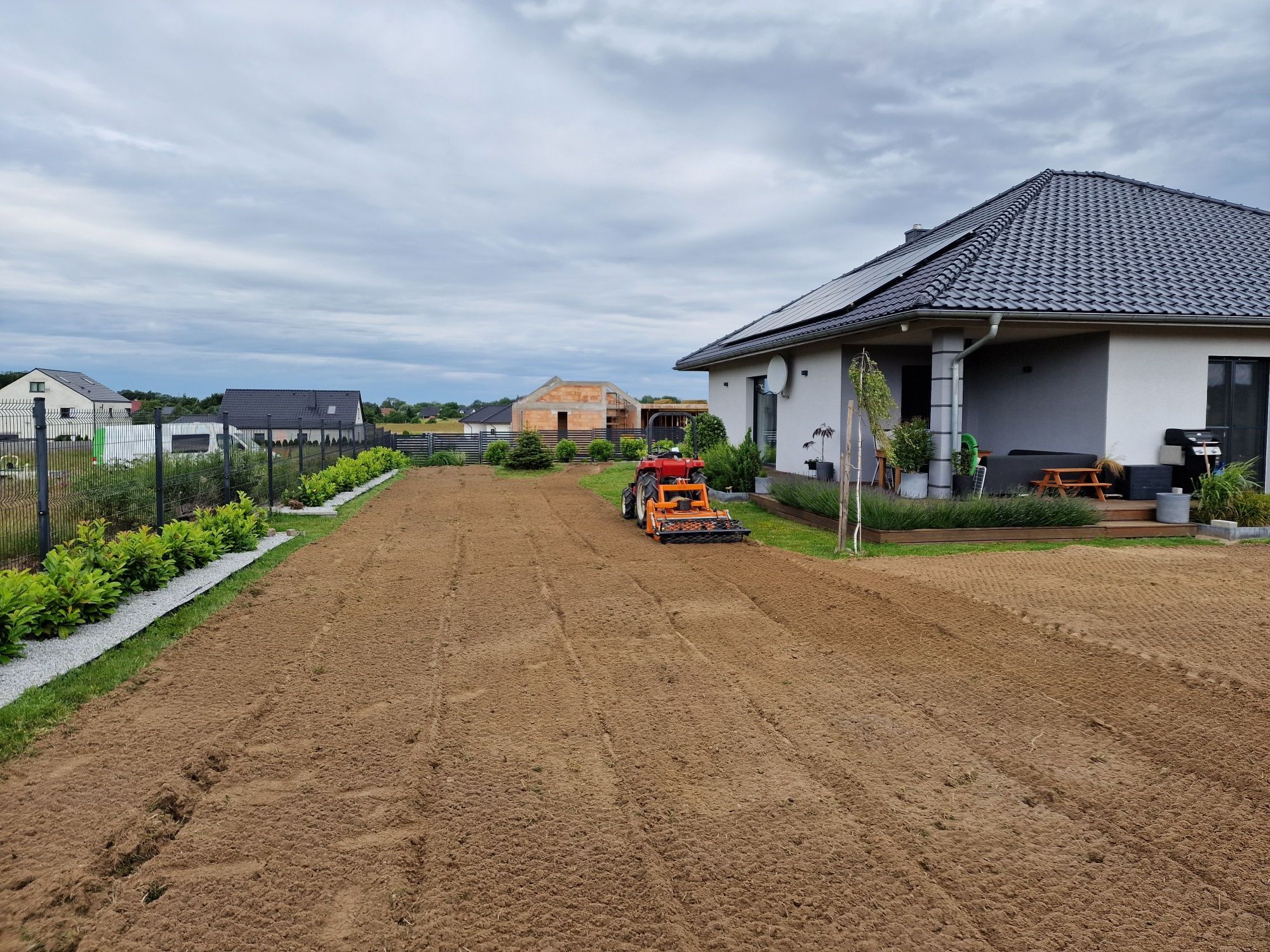 Zakładanie trawnika, karczowanie działek budowlanych, usuwanie samosie