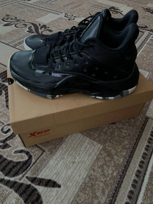 Баскетбольні кросівки Xtep