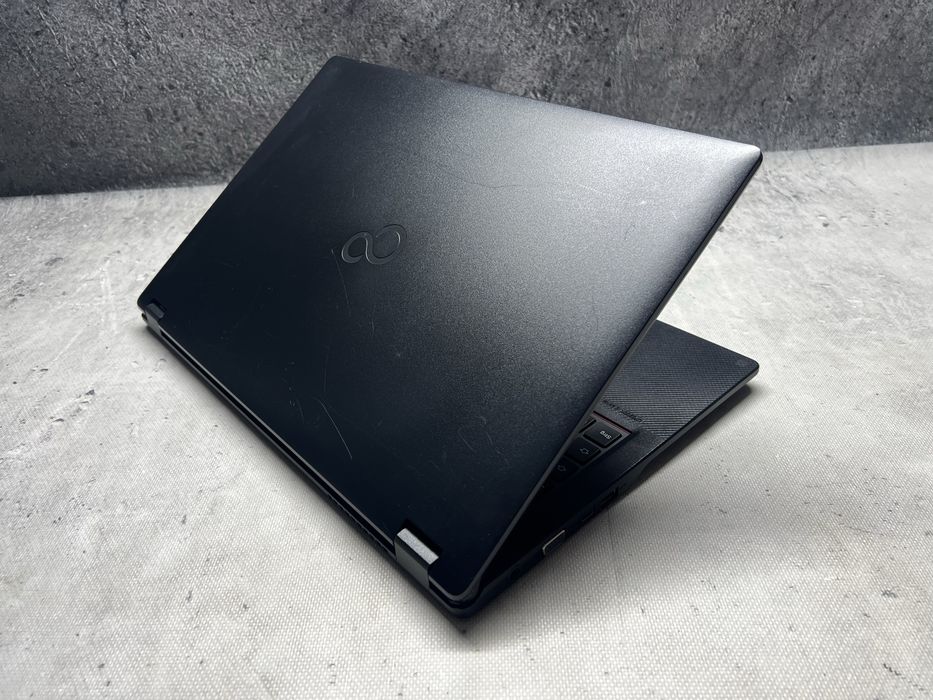 Fujitsu LifeBook / i5 8265u 3.9 GHz / 256SSD / 8GB DDR4 / 15.6FHD /W11