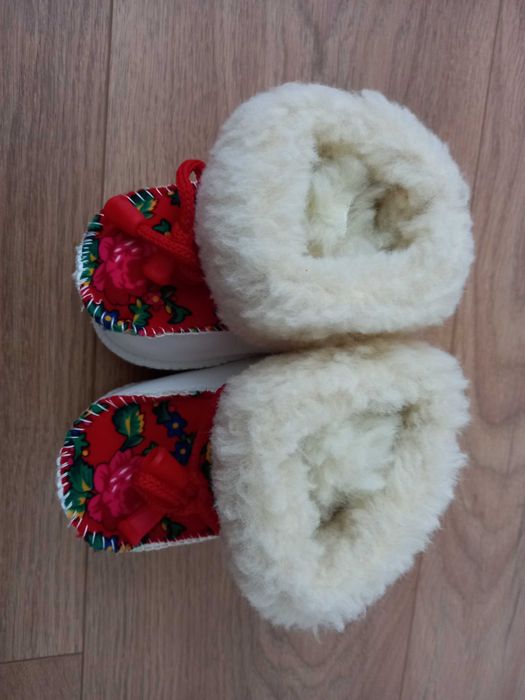 Nowe Bambosze goralskie biale czerwone kwiatki dla niemowlaka buciki