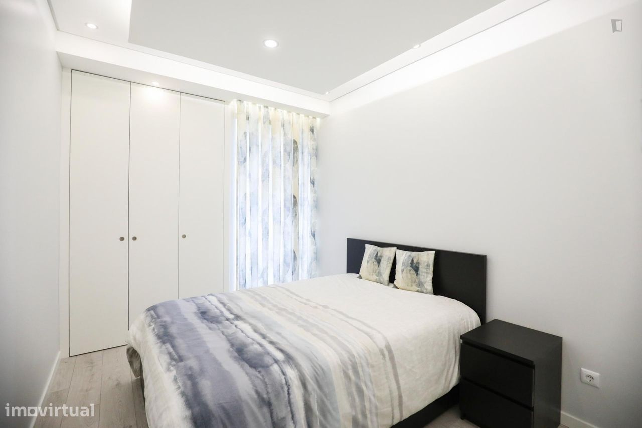 634970 - Quarto com cama de casal e varanda em...
