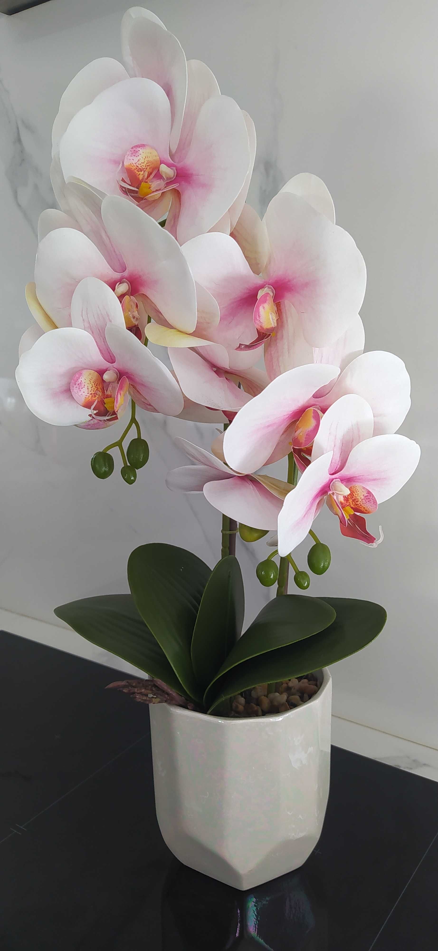Vaso com orquídea artificial