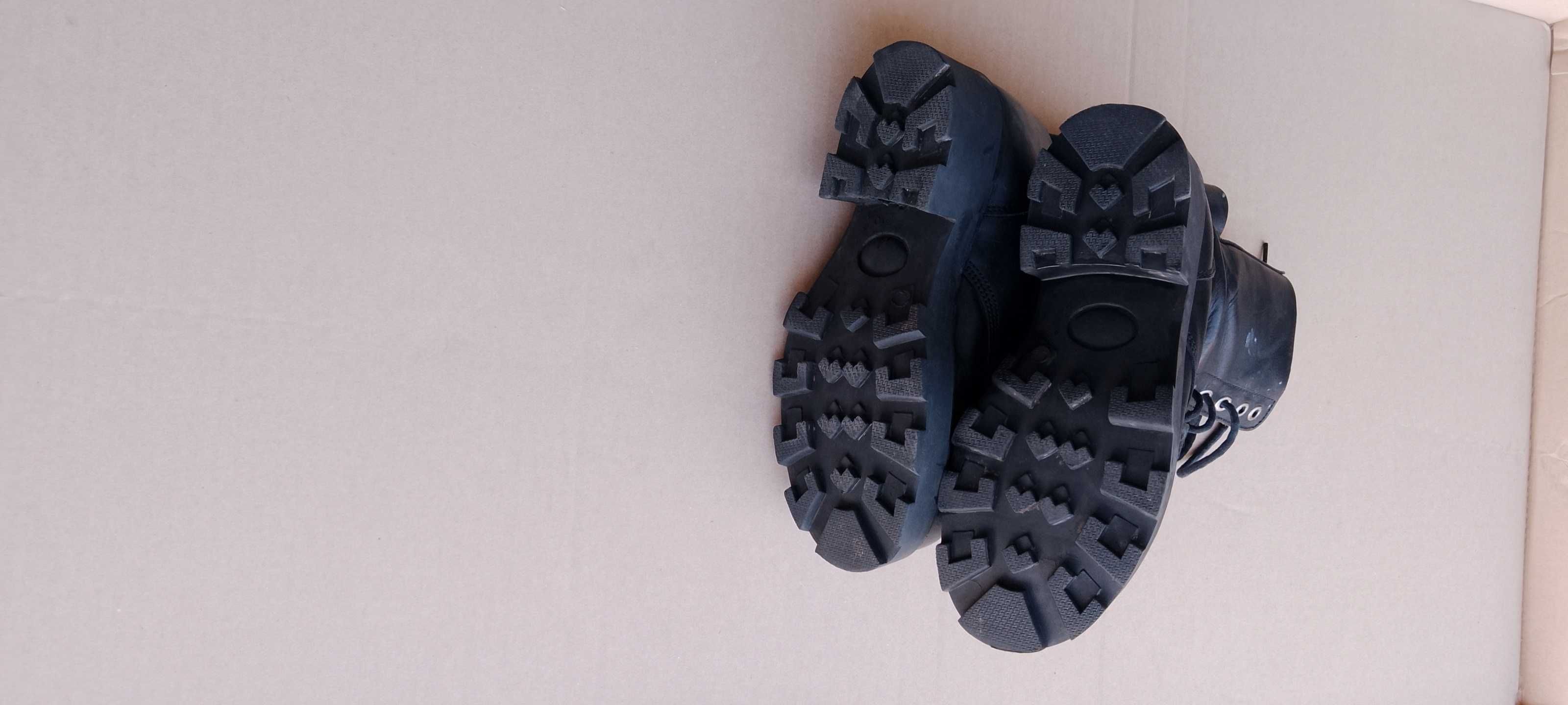 Botas em pele com biqueira