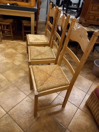 Trzy drewniane krzesła z siedliskiem ala wiklina.