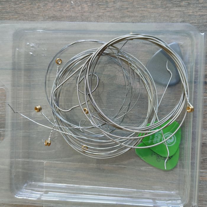 Струны гитарные и крепление ремня