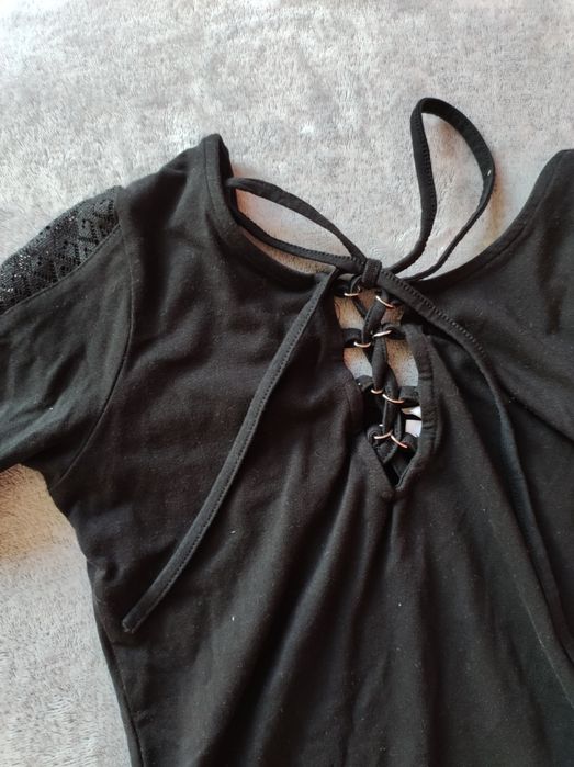 Czarne body z koronkowymi rękawami