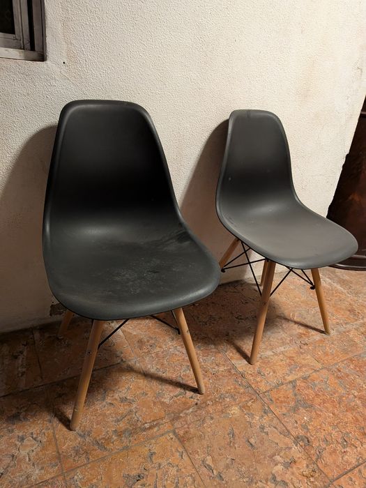 Cadeiras pretas perna de madeira