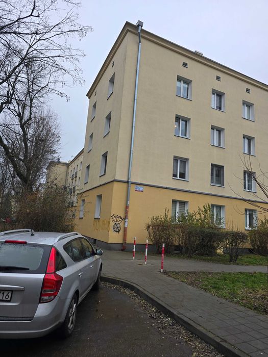 Blisko Manufaktury, mieszkanie 2 pokojowe w bloku z oddzielną kuchnią.