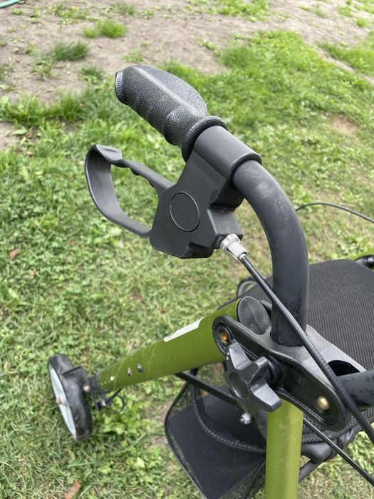 Balkonik z kolkami i siedziskiem dla seniorao