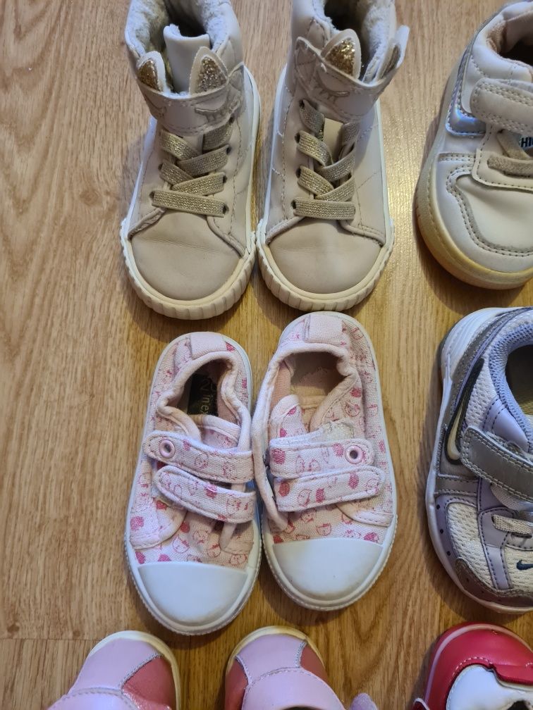 Buty dla dziewczynek.