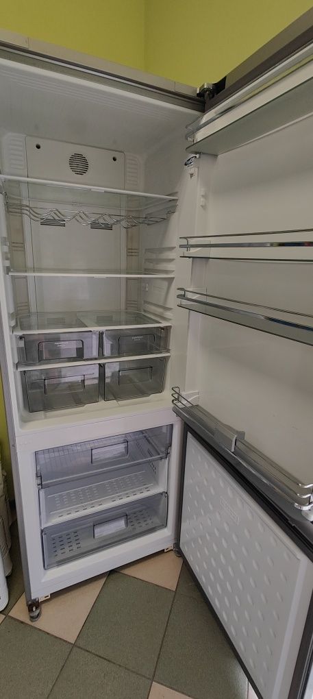 Холодильник GRUNDIG No Frost, двокамерний, нержавійка