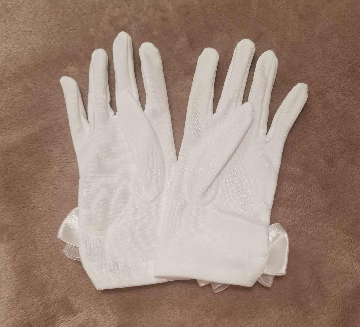 Białe klasyczne rękawiczki z kokardką