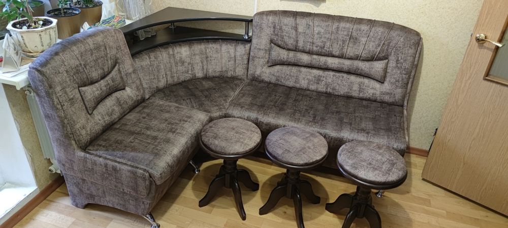 Перетяжка, реставрация стульев, дивана, кресла, кровать, пуф, банкетка