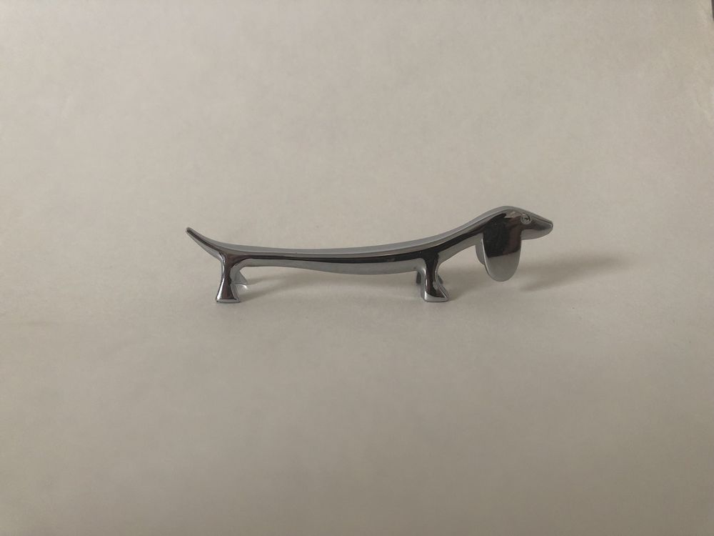 Metalowy jamnik jamniczek piesek figurka minimalistyczny podstawka
