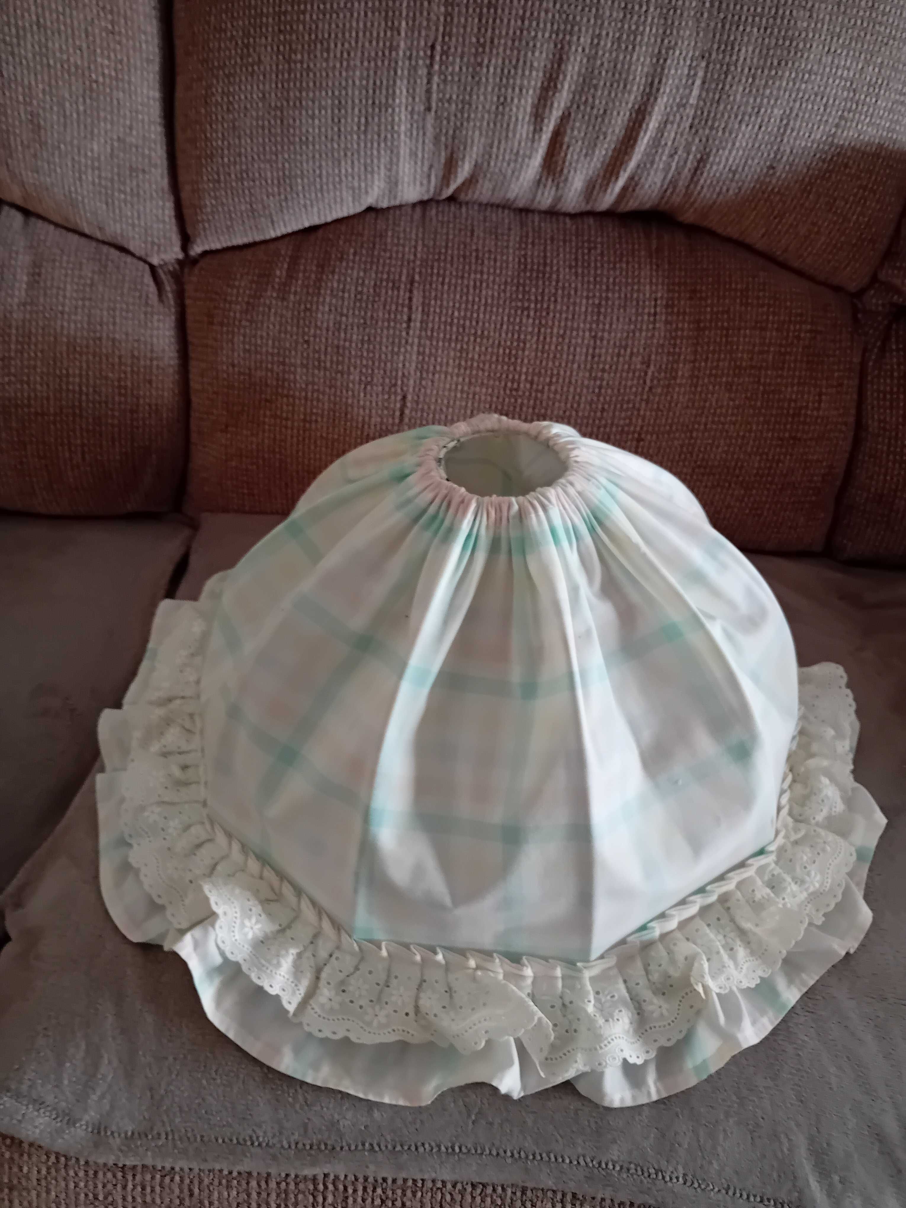 Candeeiro em tecido para quarto bebé