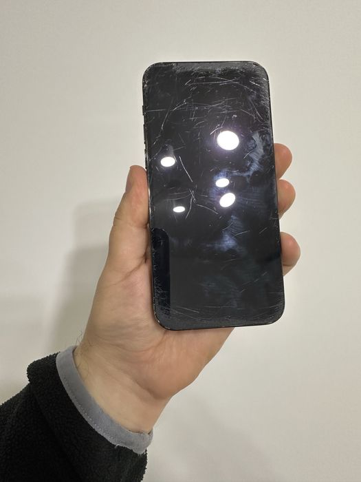 iPhone 12 Pro не вмикається