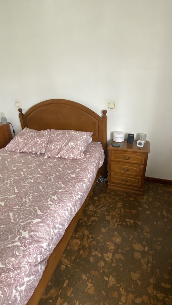 Cama de casal em madeira