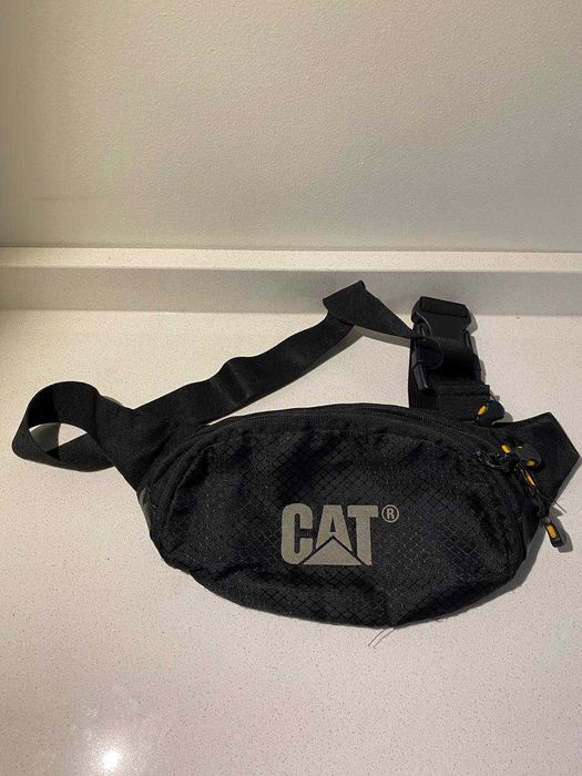 Saszetka nerka CAT® – czarna, praktyczna, regulowany pasek