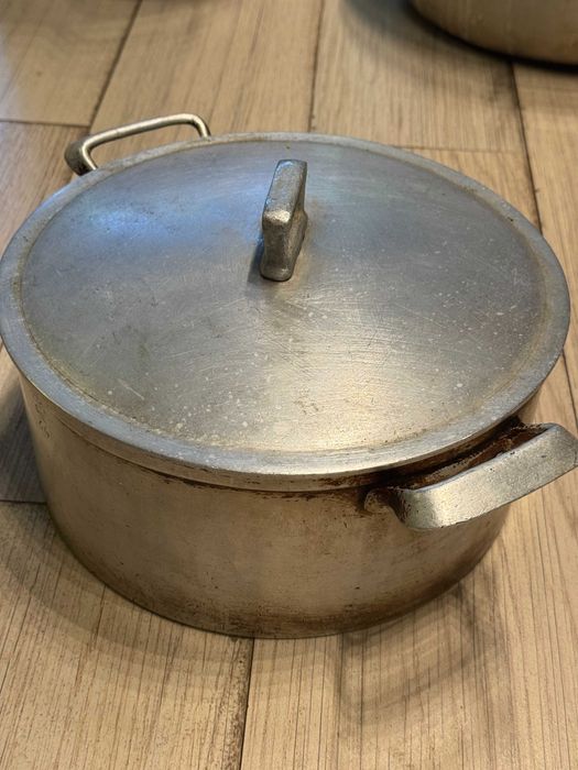 Panela de 25 cm de diâmetro em aço