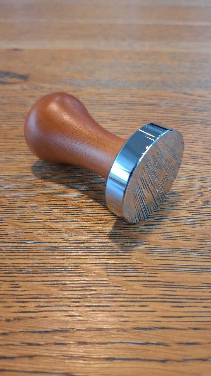 Tamper ubijak do kawy z drewnianą rączką 51 mm stal