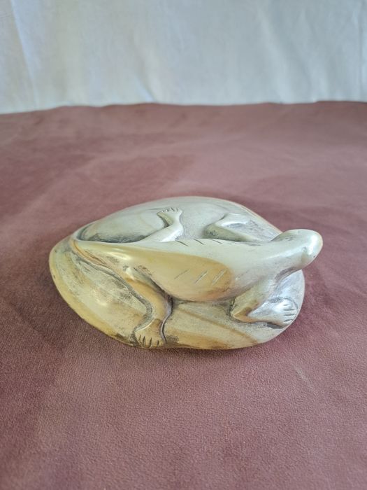 Kamienna rzeźba jaszczurki 13