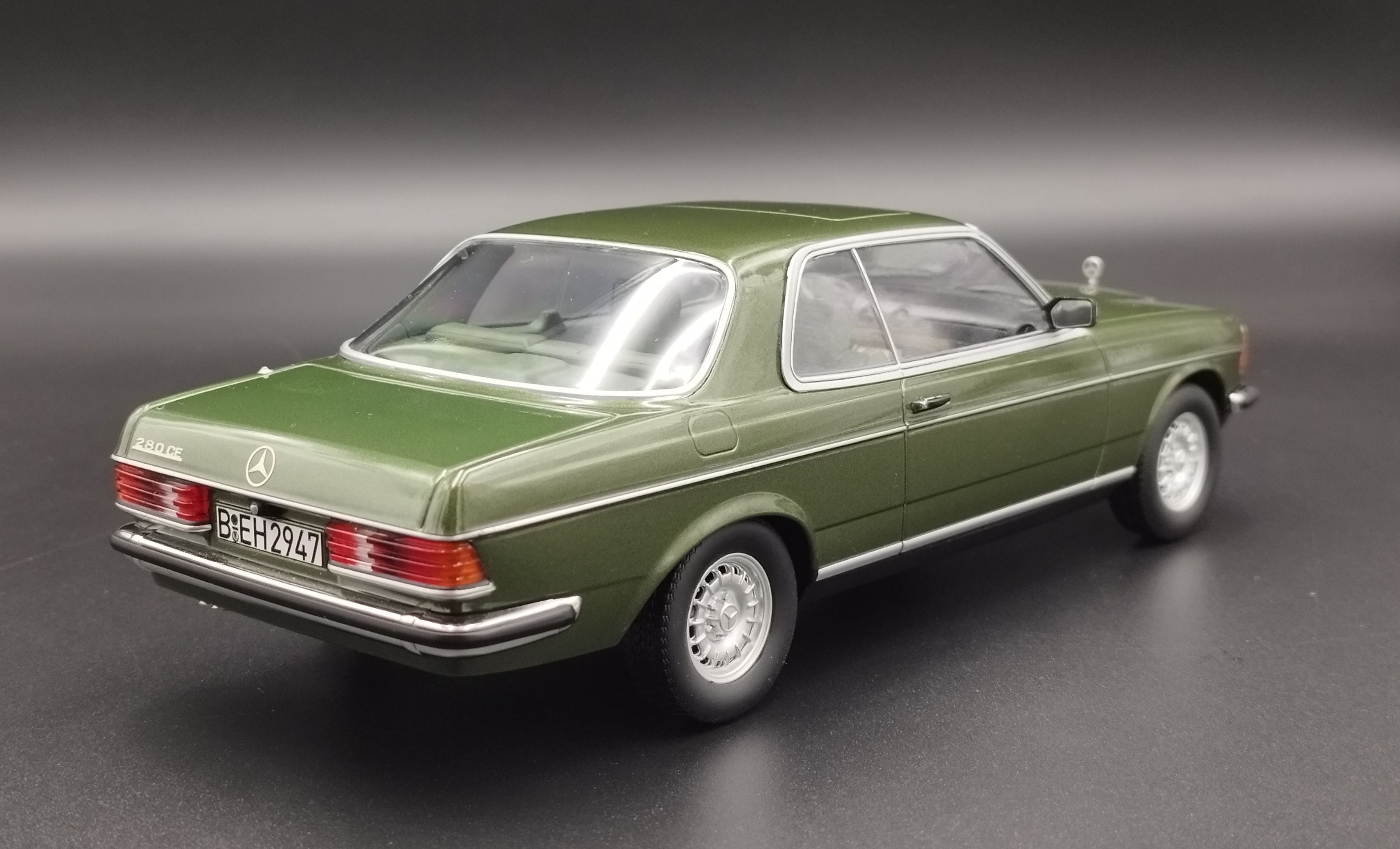 1:18 Norev 1966 Mercedes-Benz 280 CE W123 Coupe Green Model Nowy