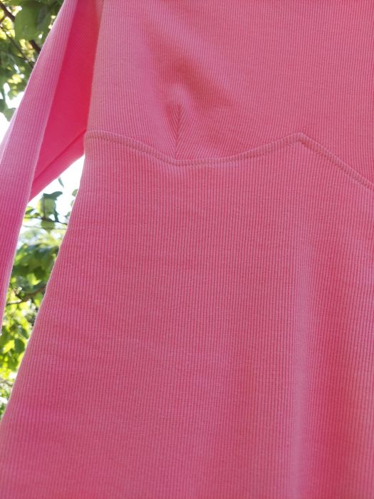 Рожеве плаття в рубчик