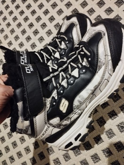 Зимове взуття,підійде дівчинці і хлопчику,колір чорні