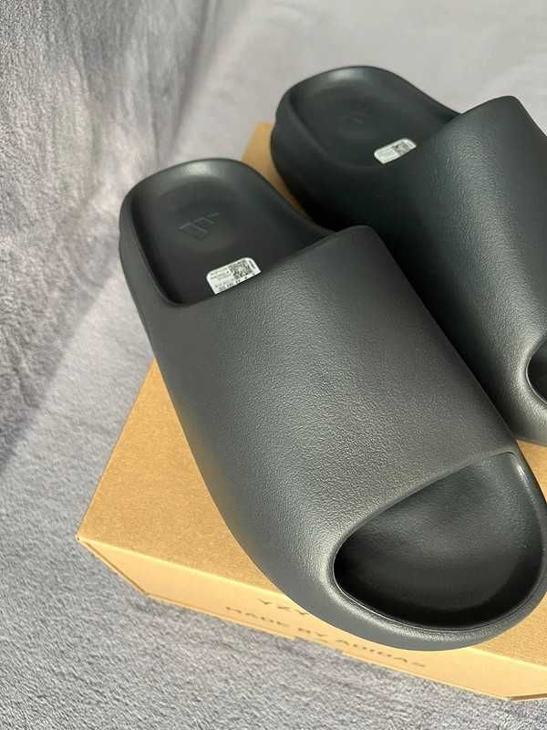 NoweKlapkiAdidas YeezyBlack 37